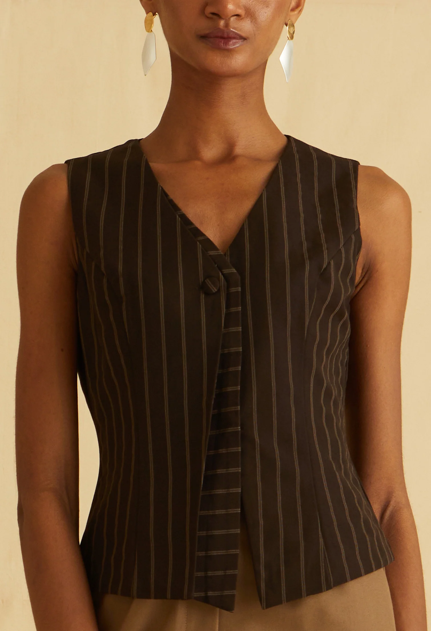 Sharp Line V-Neck Sleeveless Vest