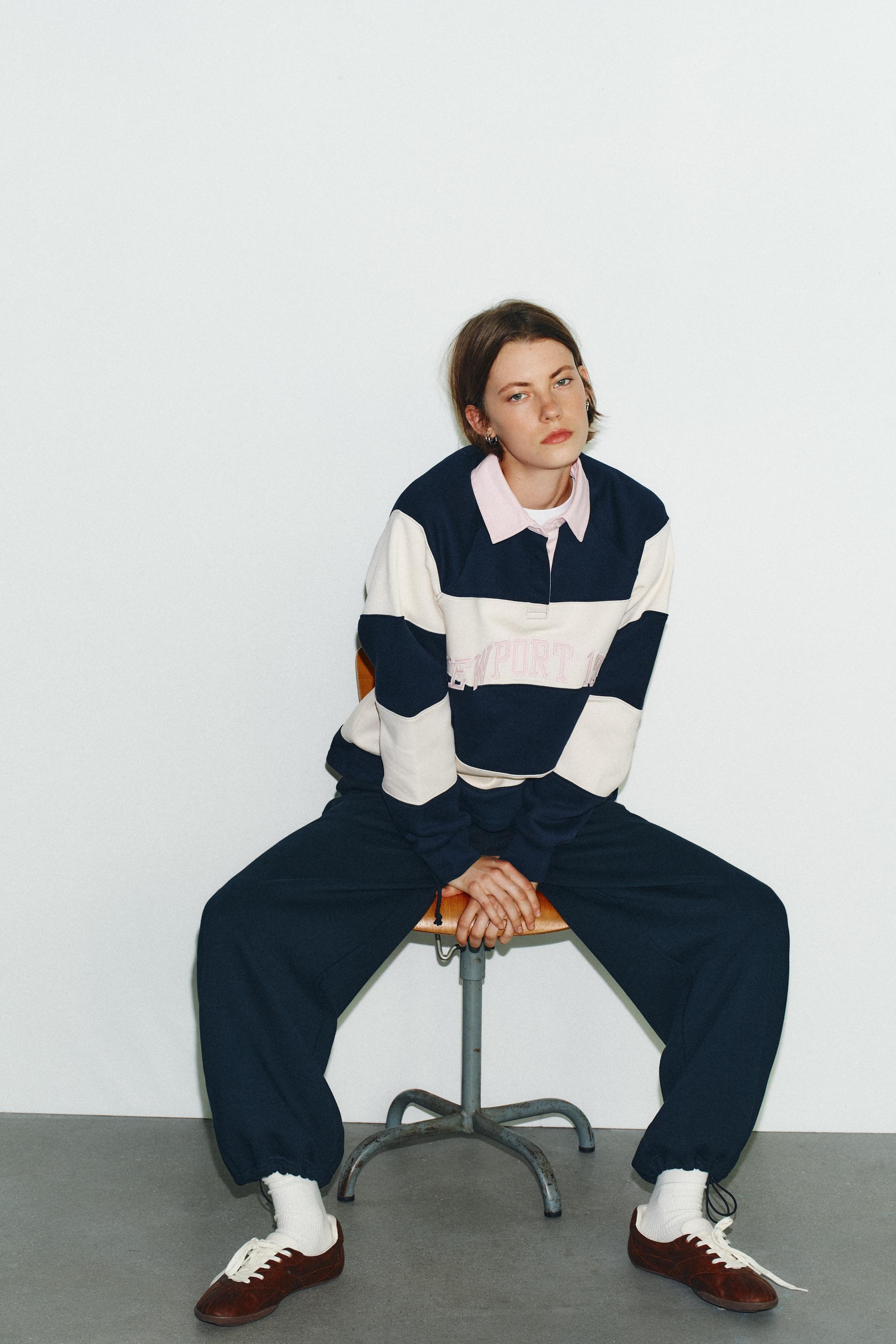 STRIPED TEXT POLO SWEATSHIRT